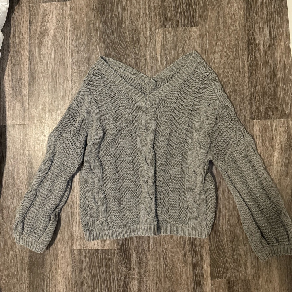 Amazon Gray oversized V neck Cable knit sweater in size small